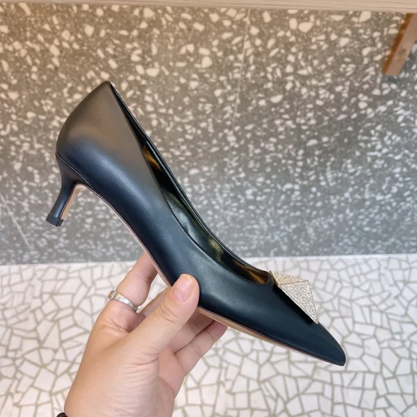 Escarpins Valentino coloris noir cuir orné – pour femme — réplique