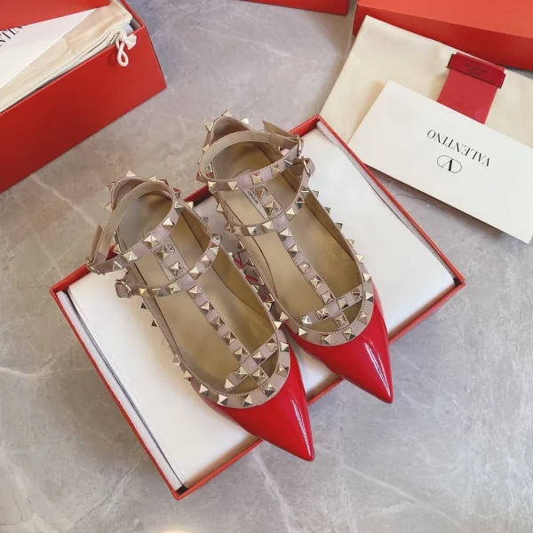 Ballerines Valentino coloris rouge cuir verni à clous – pour femme — réplique