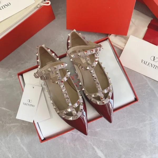 Ballerines Valentino coloris bordeaux cuir verni à clous – pour femme — réplique