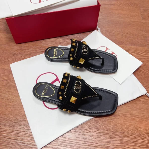 Sandales Valentino coloris noir daim à clous – pour femme — réplique