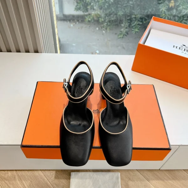 Chaussures à talon Hermès coloris noir cuir bordé – pour femme — réplique