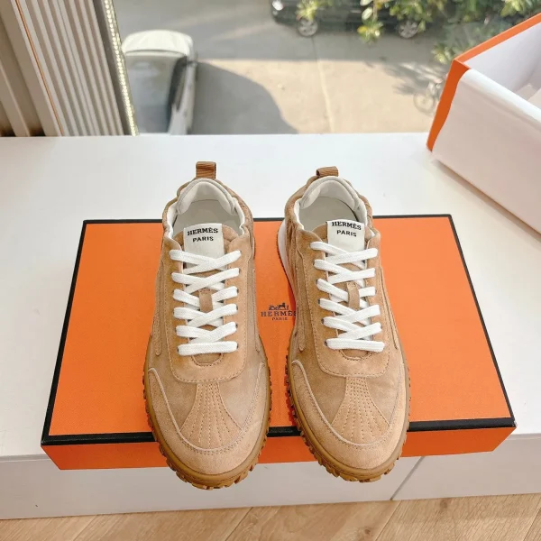 Baskets Hermès coloris beige daim – pour femme — réplique