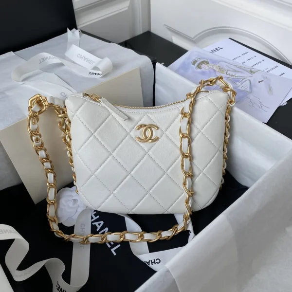 Sac Chanel 22K Hobo logo chaîne cuir d’agneau — réplique