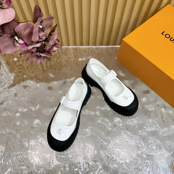 Modèle Louis Vuitton coloris blanc cuir verni caoutchouc bout Mary Janes – pour femme — réplique
