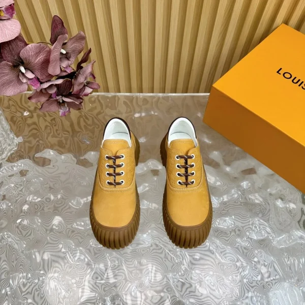 Baskets Louis Vuitton coloris moutarde daim dentelle-Up – pour femme — réplique