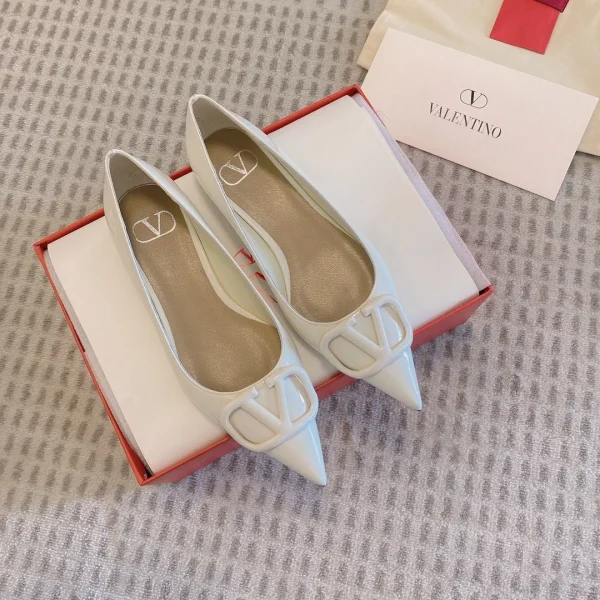 Ballerines Valentino coloris blanc cuir verni pointu – pour femme — réplique