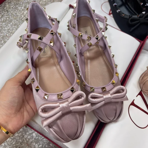 Ballerines Valentino coloris rose satin à clous – pour femme — réplique