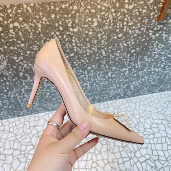 Escarpins Valentino coloris beige cuir bout pointu – pour femme — réplique