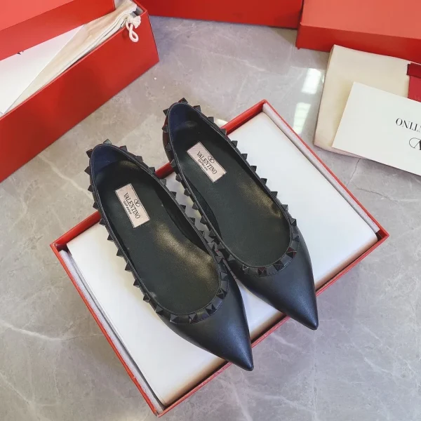 Ballerines Valentino coloris noir cuir pointu – pour femme — réplique