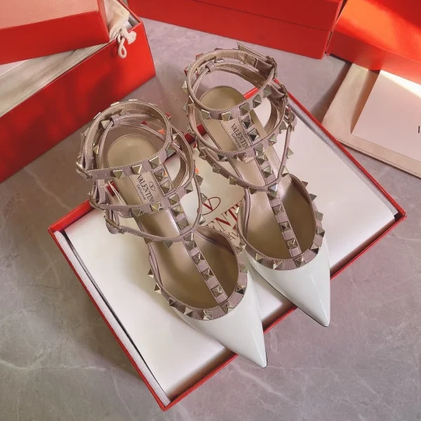Escarpins Valentino coloris blanc cuir verni Rockstud – pour femme — réplique