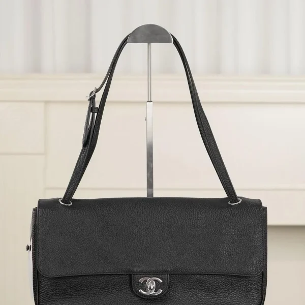 Modèle Chanel maxi rabat 32 coloris noir argenté finitions — réplique