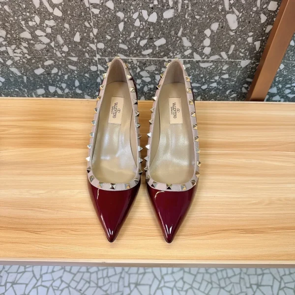 Escarpins Valentino coloris bordeaux cuir verni à clous – pour femme — réplique