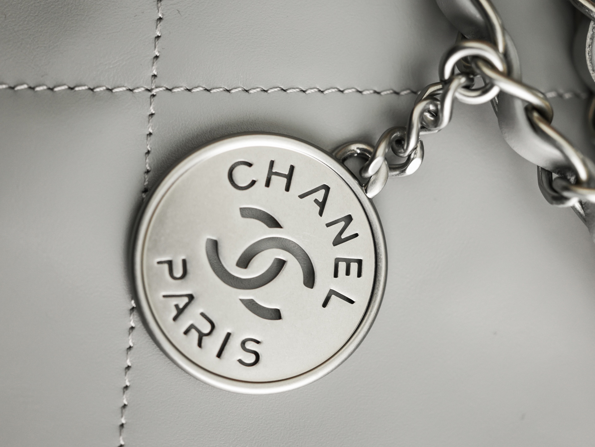 Chanel 22 moyen format sac Snowy — réplique – Image 3