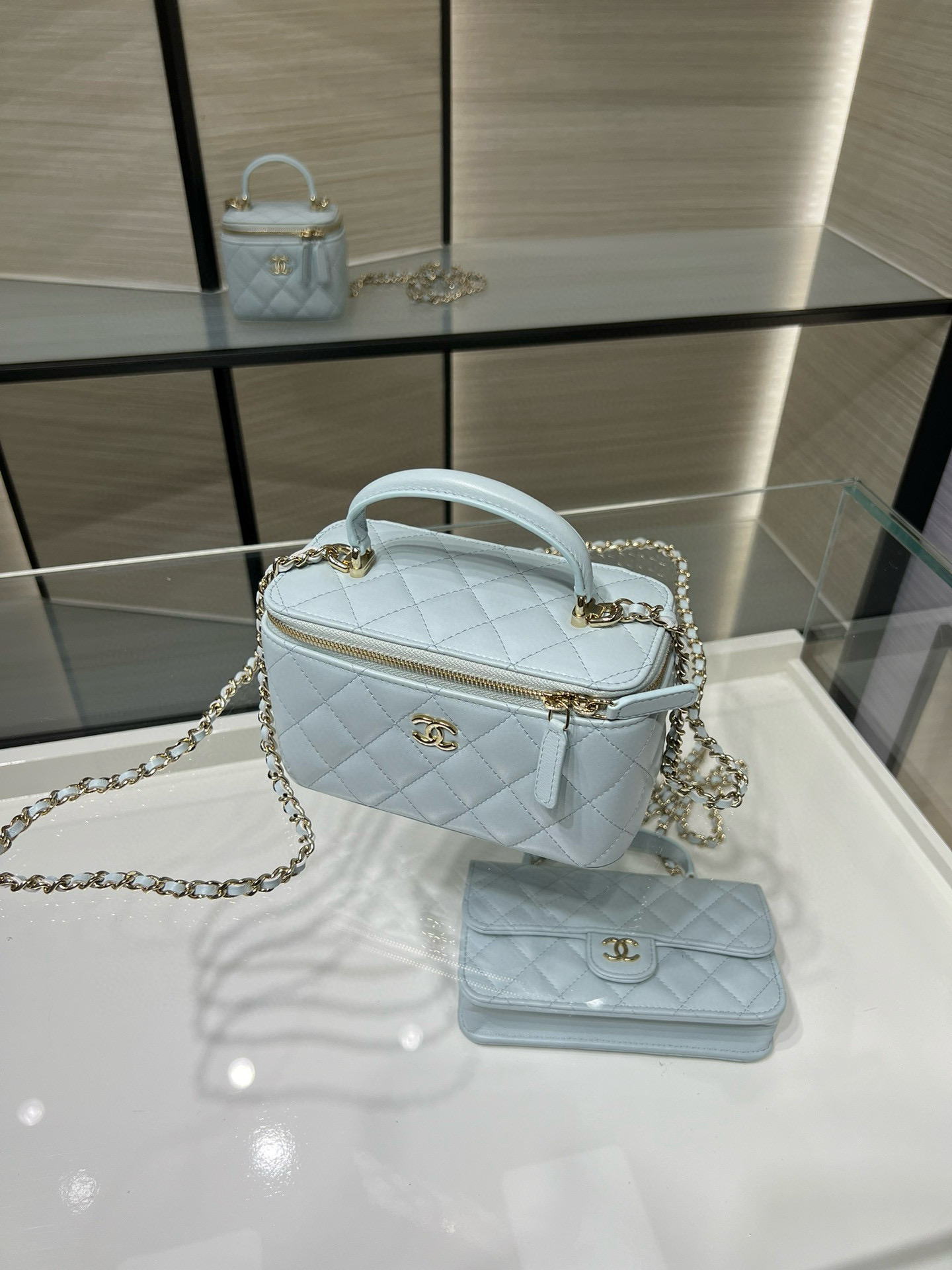 Chanel Long Vanity avec poignée bleu clair — réplique – Image 3