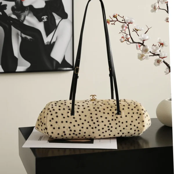 Pochette Chanel effet poulain imprimé guépard joli CC avec bandoulière clair coloris beige coloris noir — réplique