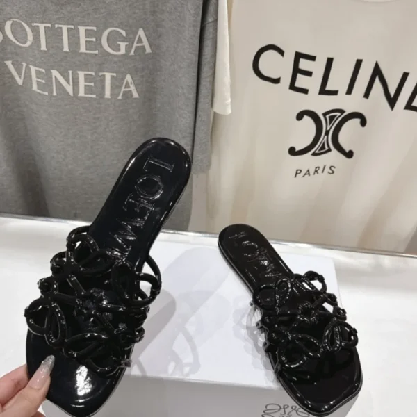 Claquettes Loewe cuir pétale Anagram en coloris noir — réplique