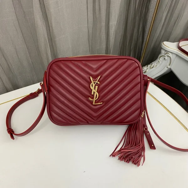Sac Saint Laurent Lou format moyen appareil photo avec poche et pompon en matelassé cuir — réplique