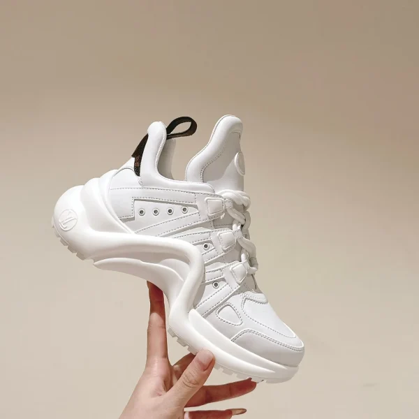 Baskets Louis Vuitton coloris blanc cuir épais – pour femme — réplique