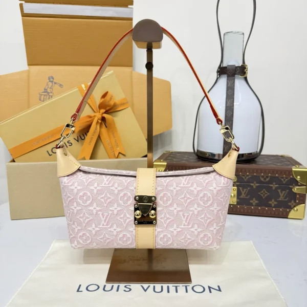 Pochette Louis Vuitton coloris rose Monogram Emblème — réplique