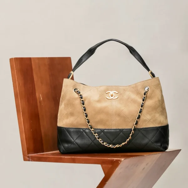 Cabas Chanel petit format de la 2024/25 Métiers d’Art collection — réplique