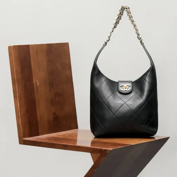 Sac Chanel 25P Hobo en coloris noir cuir d’agneau — réplique