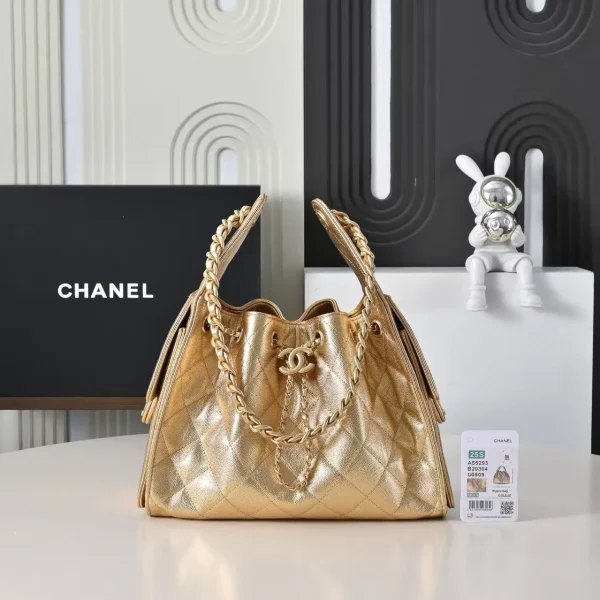 Modèle Chanel 25 petit format doré, finitions dorées — réplique