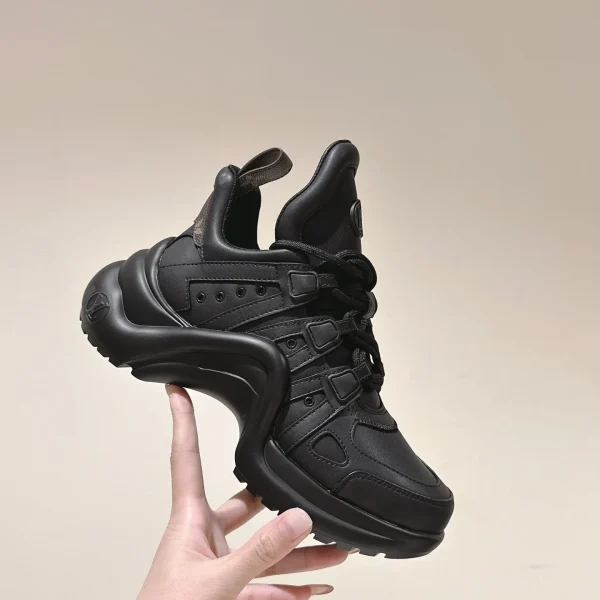 Baskets Louis Vuitton coloris noir cuir sportif épais – pour femme — réplique