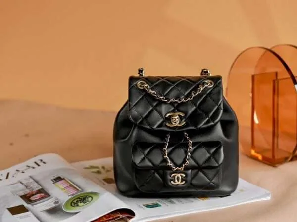Sac à dos Chanel mini cuir lisse 11 avec fermoir doré coloris noir 18 × 19 × 12 cm – pour femme — réplique