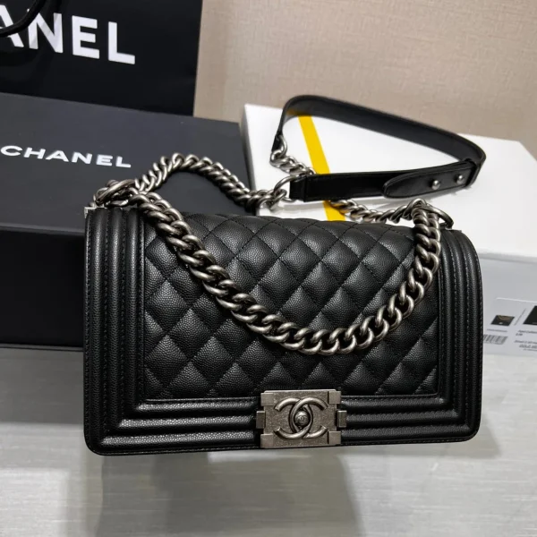 Modèle Chanel Boy coloris noir finitions argentées 20 cm – pour femme — réplique