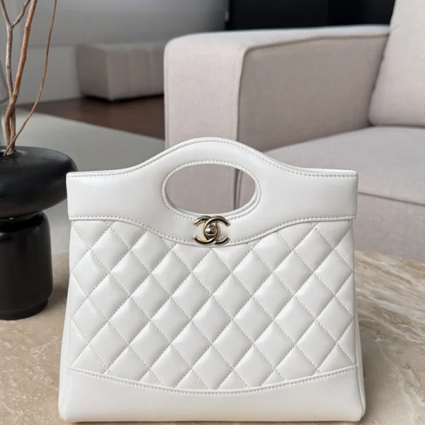 Cabas Chanel matelassé cuir d’agneau en coloris blanc — réplique