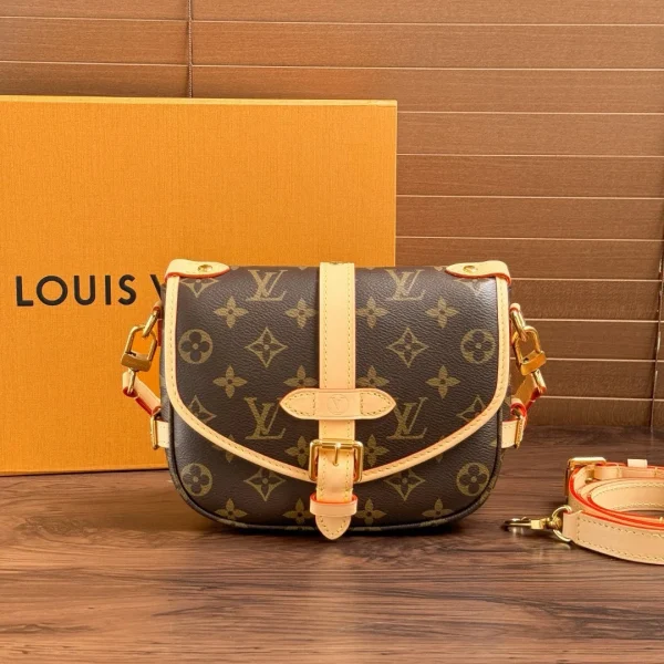 Modèle Louis Vuitton Saumur BB en Monogram — réplique