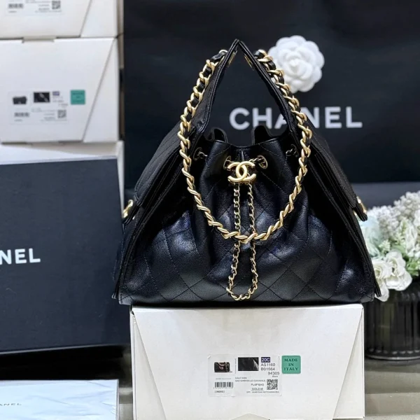 Modèle Chanel 25 petit format coloris noir grain caviar finitions dorées — réplique