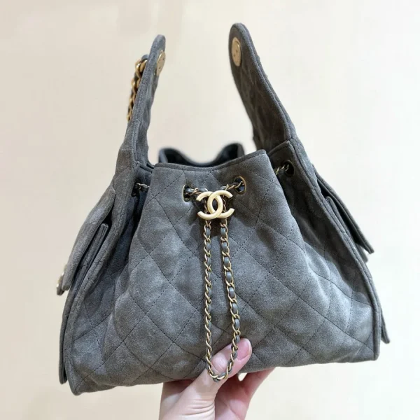 Sac à main Chanel 25 en coloris gris 30 daim finitions dorées — réplique