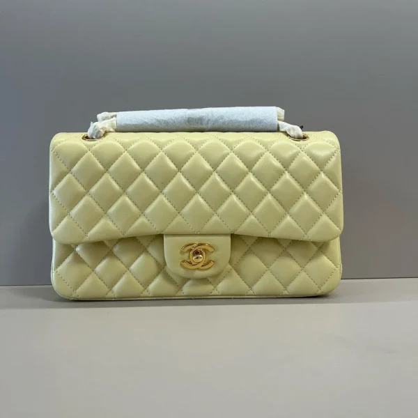 Sac Chanel 25C rabat 25 en coloris jaune matelassé cuir d’agneau finitions dorées — réplique