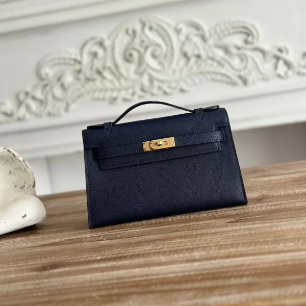 Pochette HN mini 22 en coloris bleu marine — réplique