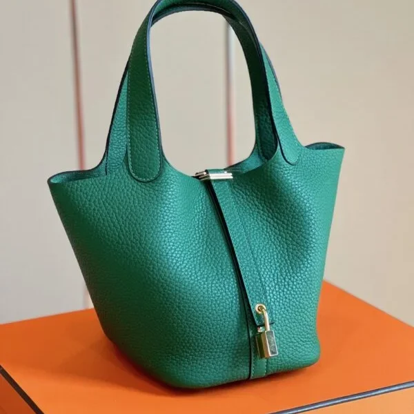 Modèle HN 18 Togo coloris vert fermoir argenté 18 cm — réplique