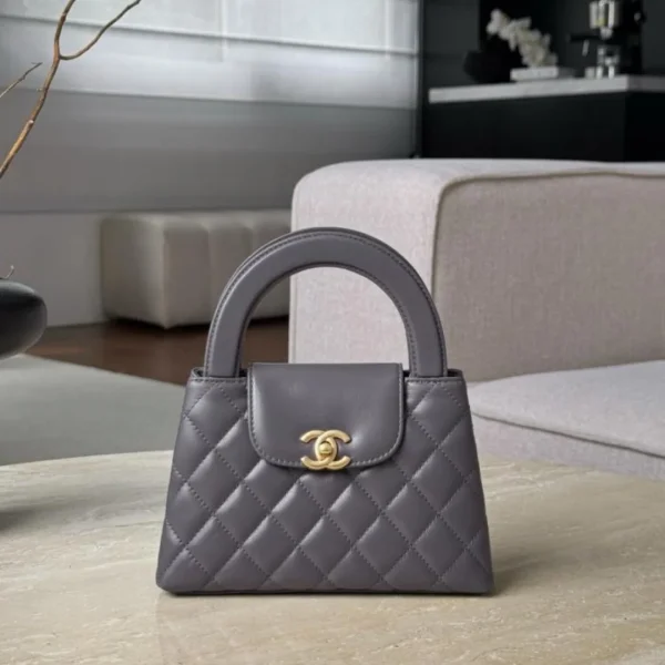 Modèle Chane Kelly en coloris gris — réplique