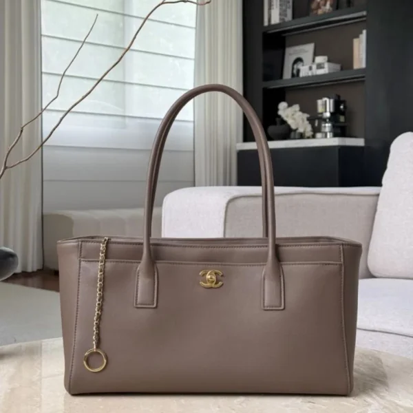 Cabas Chanel Archetype coloris marron finitions dorées — réplique