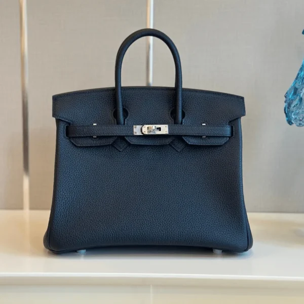 Modèle HN 30 foncé coloris bleu Togo cuir finitions palladiées — réplique