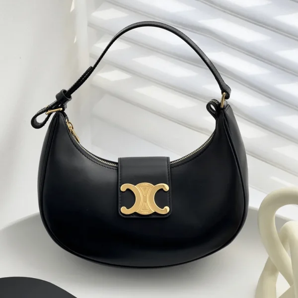 Modèle Céline Triomphe courbé coloris noir mat cuir 23 × 14 × 7 cm — réplique