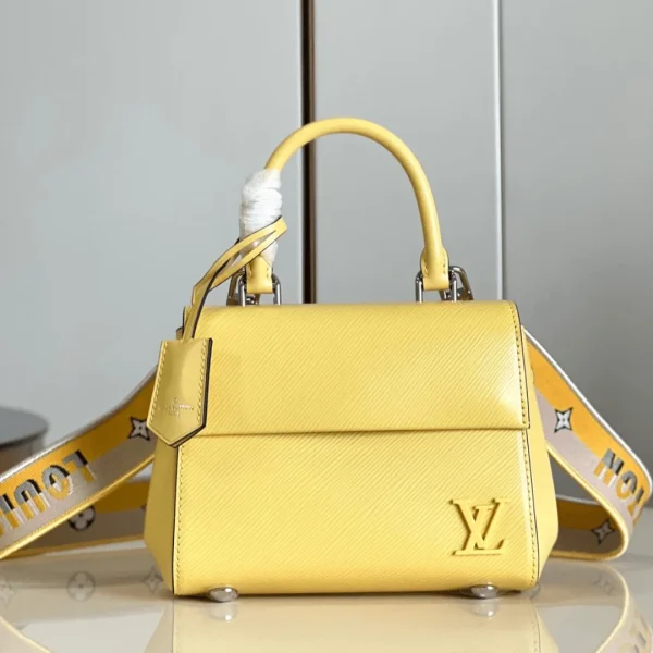 Modèle Louis Vuitton Clunny coloris jaune motif en relief 20 × 16 cm — réplique