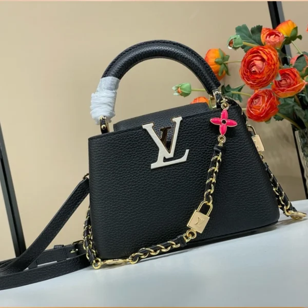 Sac à main Louis Vuitton Capucines BB coloris noir cuir de vache 21 × 14 × 8 cm — réplique