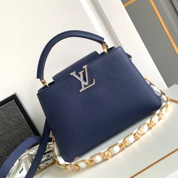 Sac à main Louis Vuitton Capucines BB ’ coloris bleu marine 27 × 18 × 9 cm – pour femme — réplique
