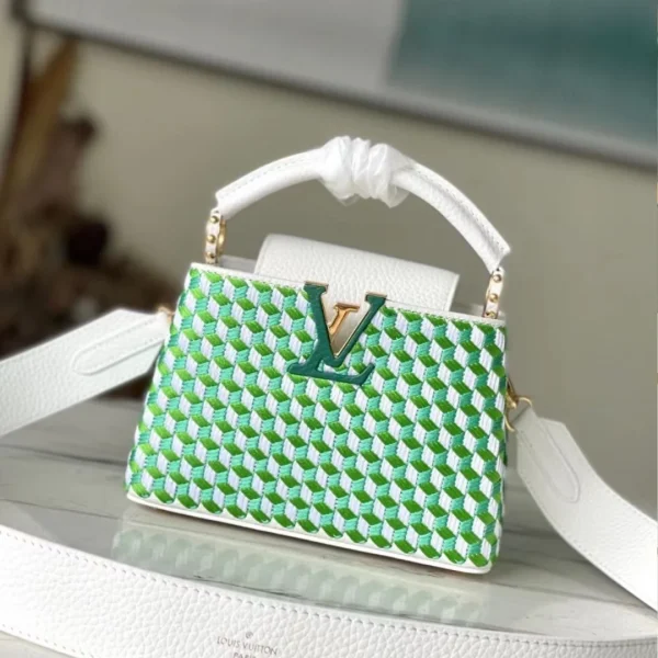 Sac à main Louis Vuitton Capucines coloris vert et coloris blanc motif 21 cm — réplique