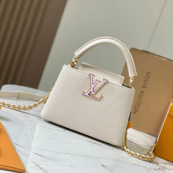 Modèle Louis Vuitton Capucines coloris beige motif coloris violet 21 cm — réplique