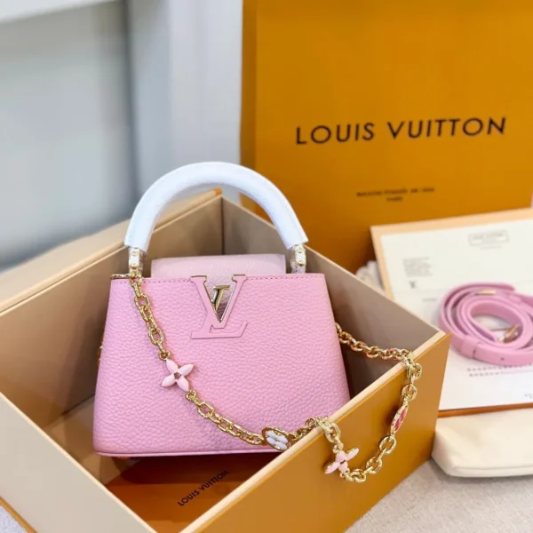Sac à main Louis Vuitton Capucines coloris rose fermoir doré 21 cm — réplique