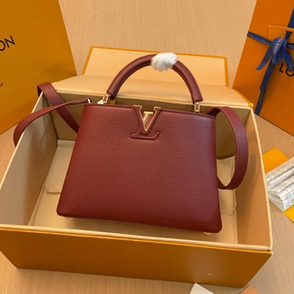 Sac à main Louis Vuitton Capucines foncé coloris rouge 27 × 21 × 10 cm – pour femme — réplique