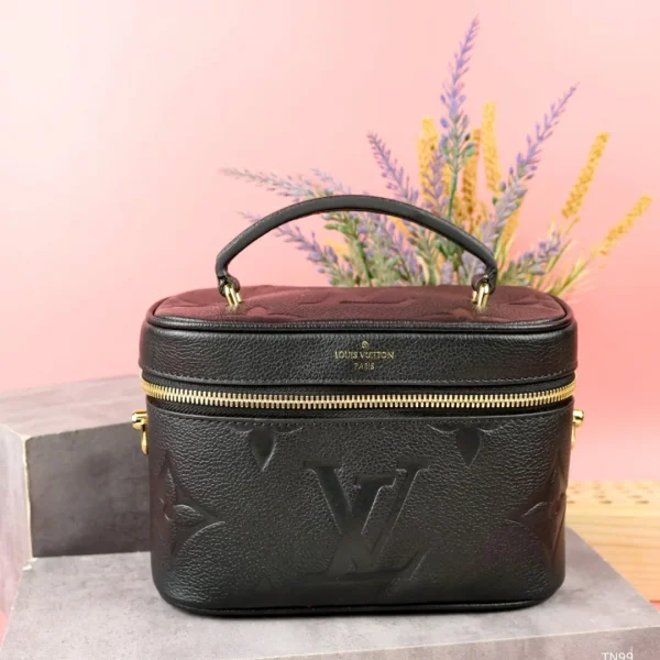 Pochette Louis Vuitton coloris noir boîte 11 19 × 13 × 10 cm — réplique