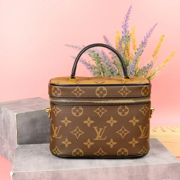 Pochette Louis Vuitton boîte 11 coloris marron 19 × 13 × 10 cm — réplique