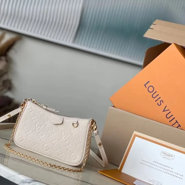 Sac à main Louis Vuitton Easy Pouch On Strap coloris blanc cassé 19 × 11.5 × 3 cm — réplique